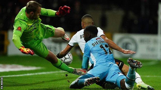 Mani Dieseruvwe scoring for Grimsby Town vs Notts County